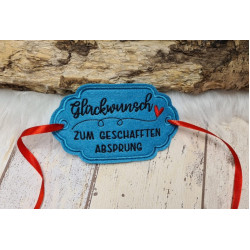 Stickserie ITH - Anhänger Manschette "Glückwunsch zum geschafften Absprung"